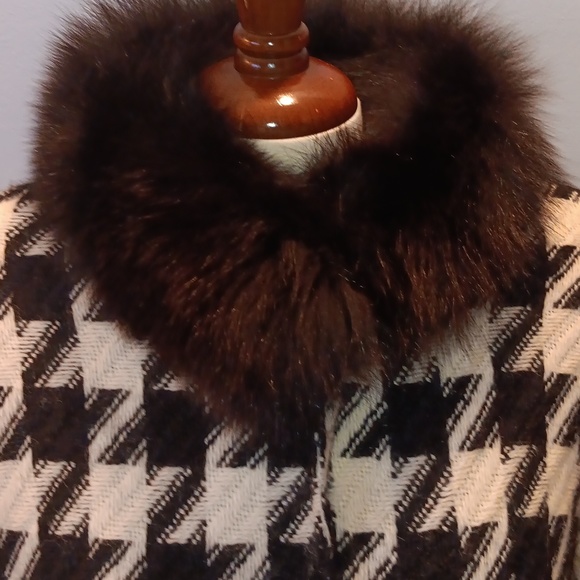 Vintage fox fur trimmed wool cape - Picture 2 of 9